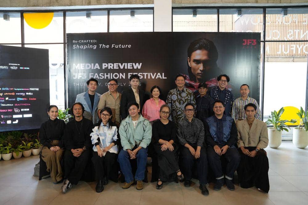 Para desainer Indonesia berfoto bersama dalam acara media preview JF3 Fashion Festival 2024 di depan backdrop bertema Re-Crafted: Shaping The Future.