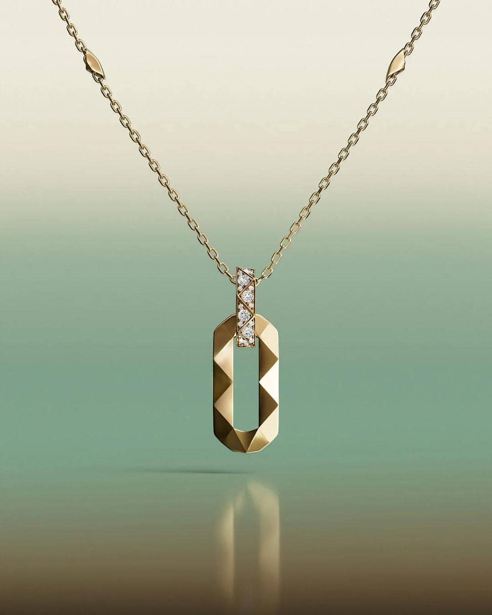 Jung-Kook-Laurence-Graff-Signature-Pendant-1350x1080px.jpg