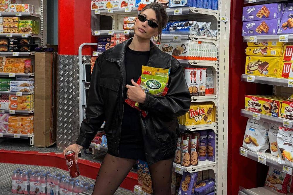 Intip Mix and Match Leather Jacket a la Hailey Bieber, Stylish!