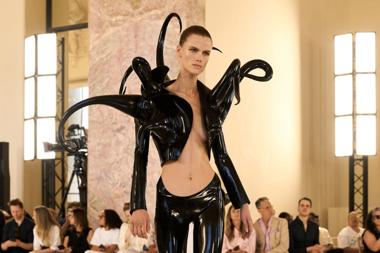 Eksperimen Schiaparelli FW26 Couture, Bunga 3D hingga Tentakel Latex