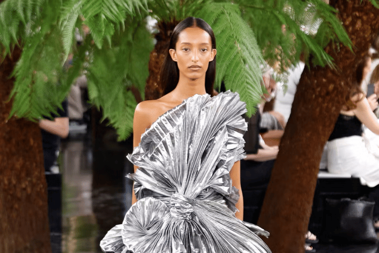 Dior FW26 Couture Ubah Pleats Jadi Karya Seni ala Lynda Benglis