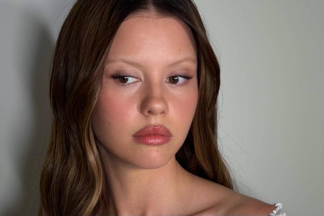 Mia Goth Tampil Menawan Saat Menghadiri World Premiere ‘The Odyssey’ di London