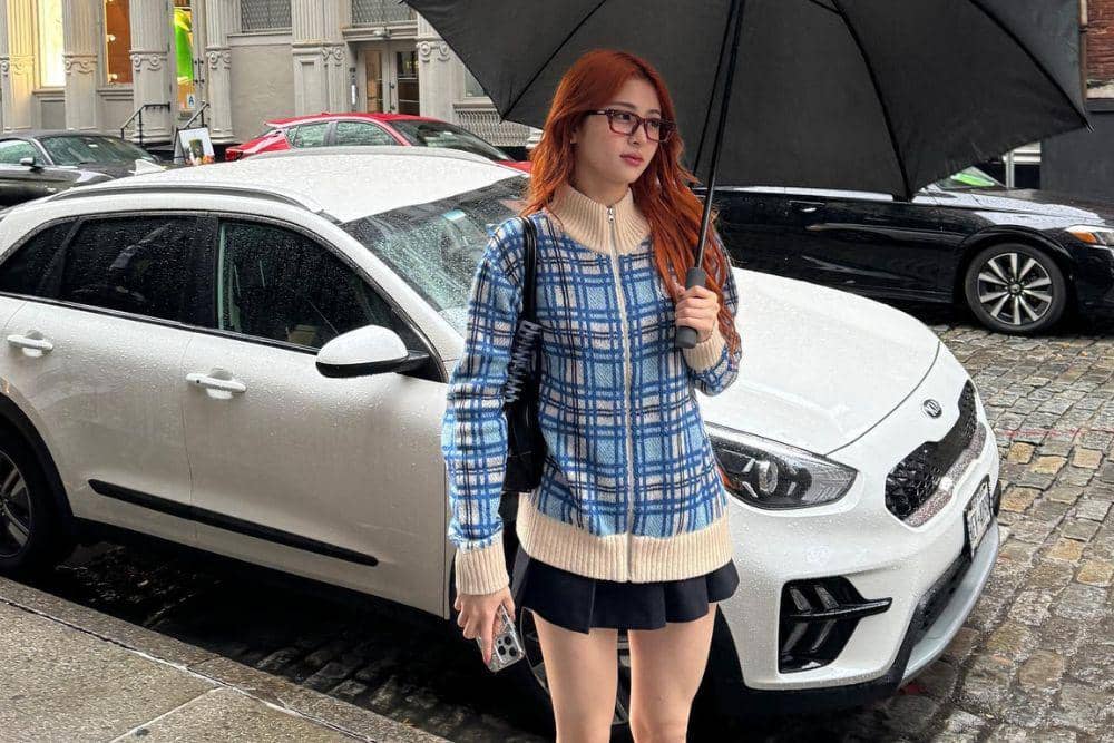 Intip Smart Casual Outfit a la Huh Yunjin 'LE SSERAFIM', Stylish!