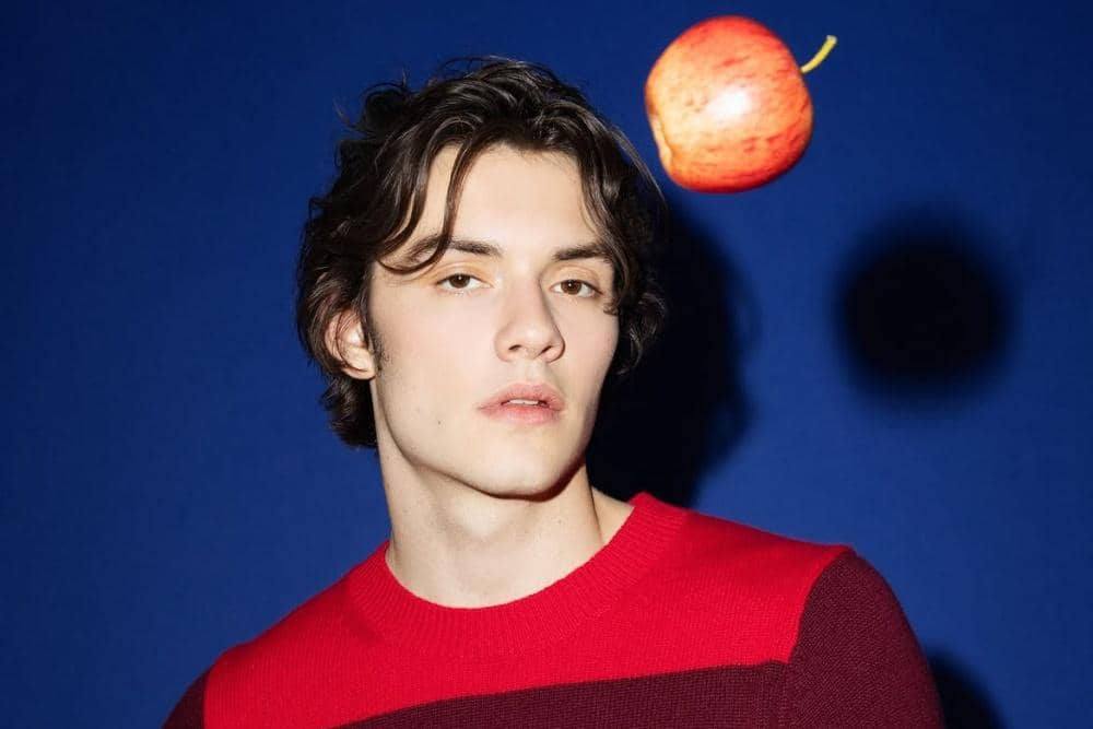 6 Fakta Keluarga Louis Partridge, Ayahnya Pernah Bermimpi Jadi Aktor