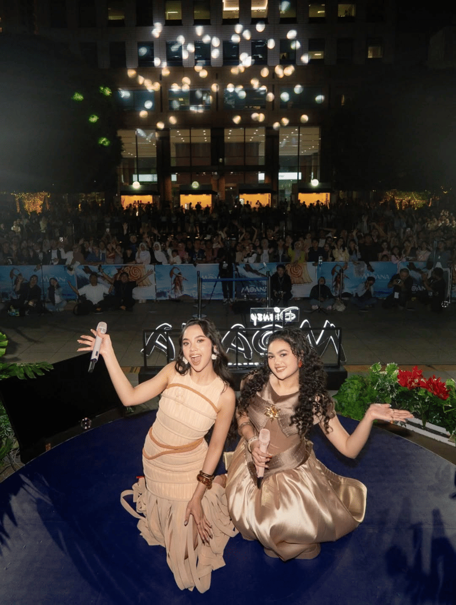 Amora Lemos dan Lyodra berpose di atas panggung setelah tampil membawakan lagu OST Moana Live Action di Plaza Senayan pada malam hari.
