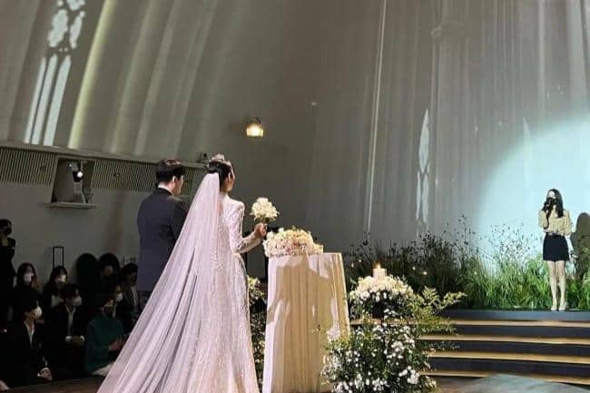 potret kebersamaan Lee Jong Suk dan IU