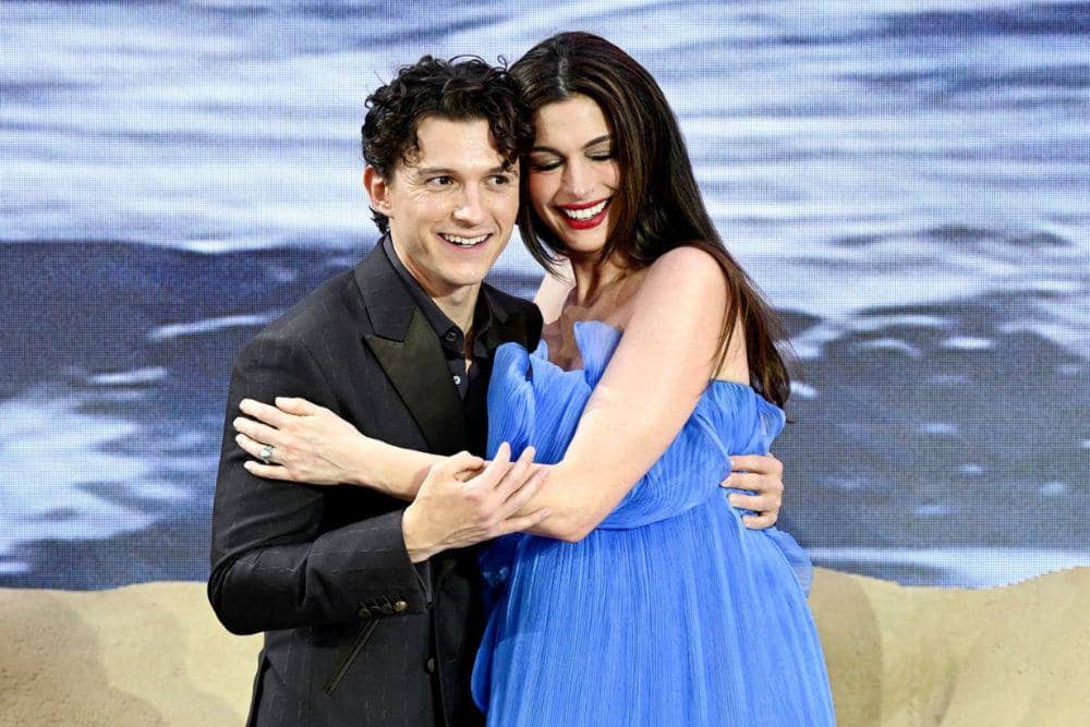 8 Kedekatan Tom Holland dan Anne Hathaway, Mom and Son Duo