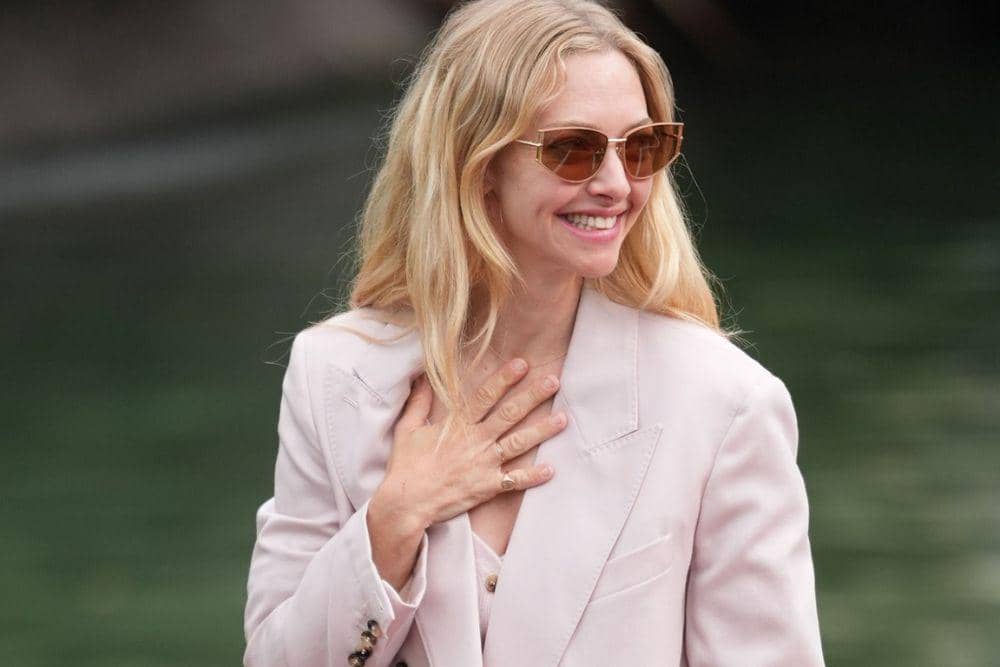 Intip Gaya Smart Casual Amanda Seyfried yang Simpel tapi Elegan