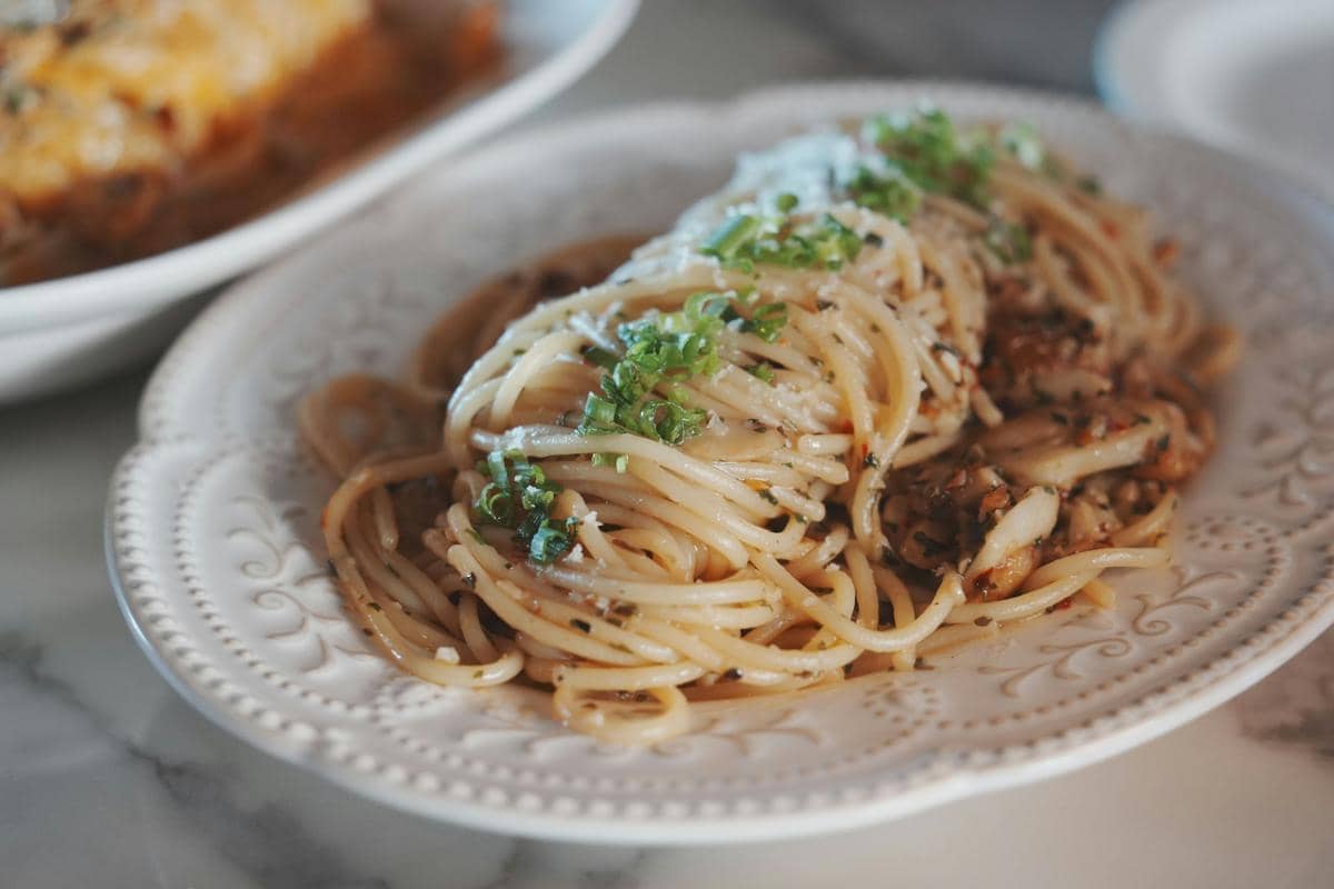 ilustrasi anchovy aglio e olio