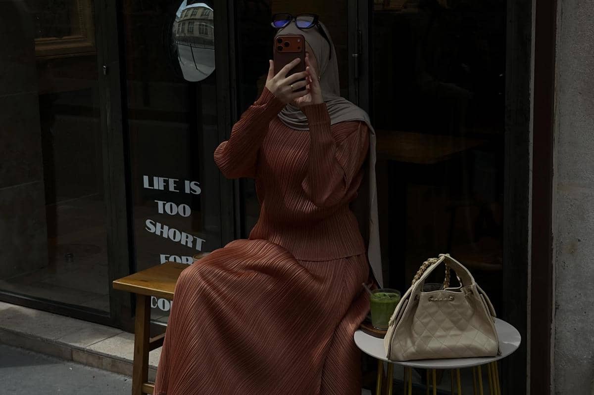 7 Gaya Modest Wear Rima Edbouche, Istri Ousmane Dembélé Pemain Prancis