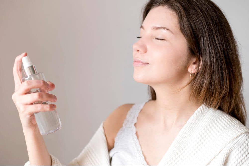 Pakai face mist atau sunscreen spray