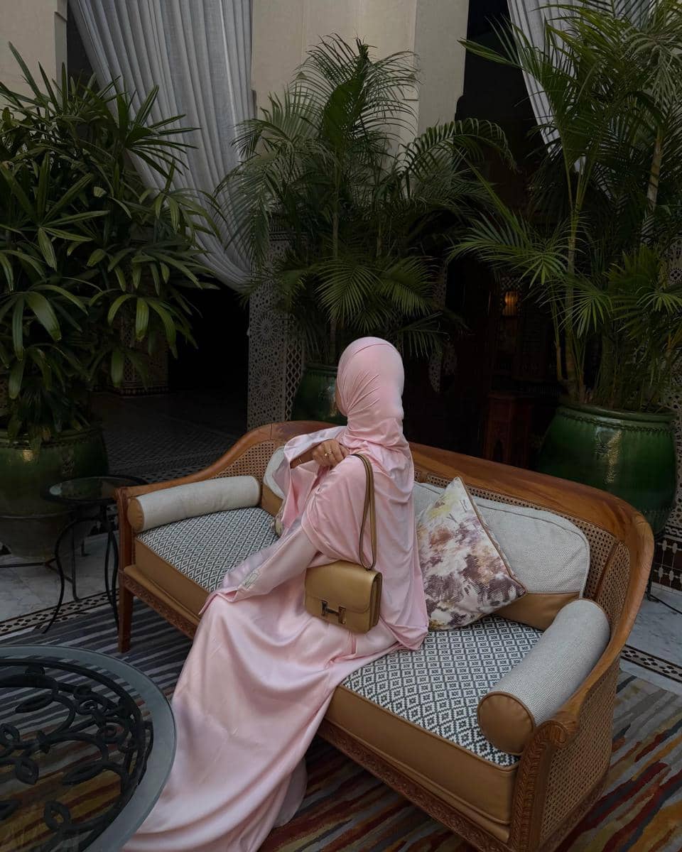 gaya modest wear Rima Edbouche, istri Ousmane Dembélé