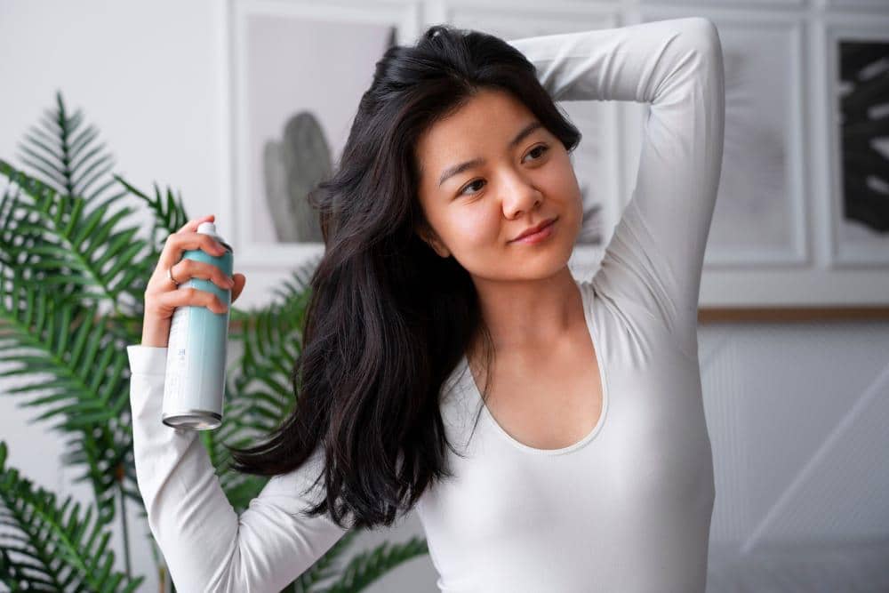 Gunakan dry shampoo agar rambut tetap bervolume