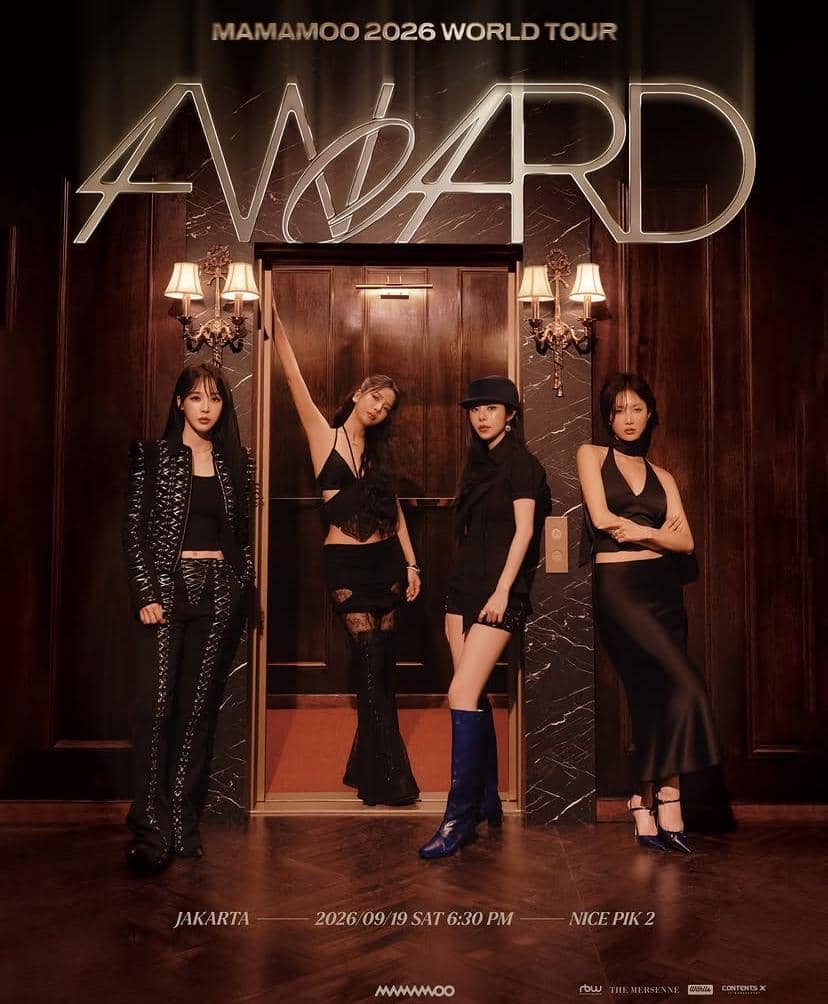Poster tur dunia MAMAMOO 2026 di Jakarta menampilkan empat anggota grup dengan busana hitam elegan di depan latar kayu mewah.