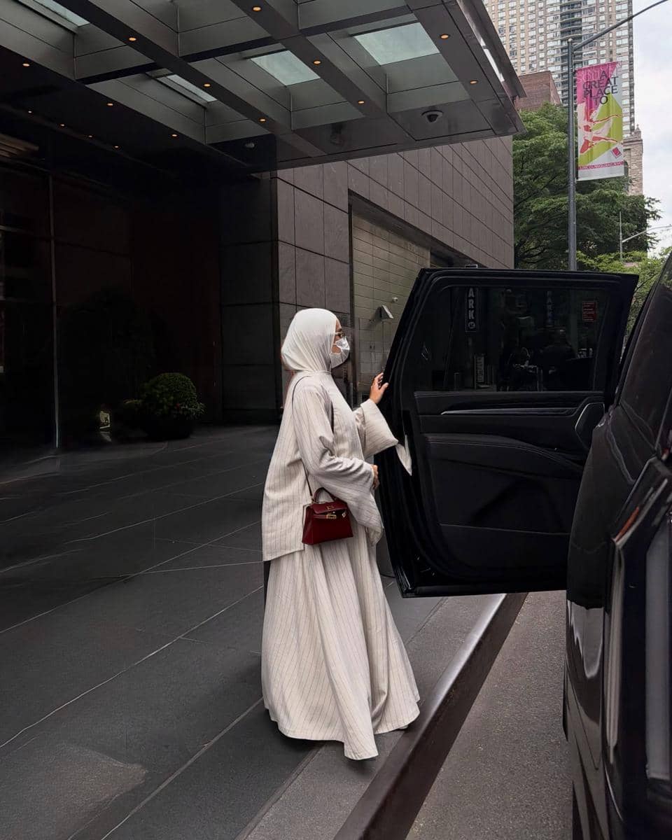 gaya modest wear Rima Edbouche, istri Ousmane Dembélé