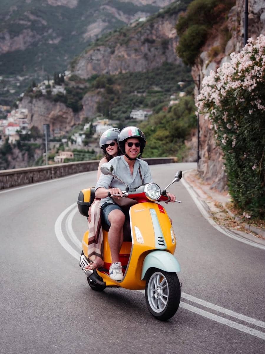 Pergi di hari minggu, naik Vespa keliling kota sampai Positano 🇮🇹💗.jpg