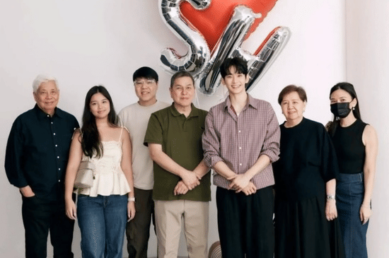 Kim Soo Hyun Resmi Kembali ke Dunia Hiburan