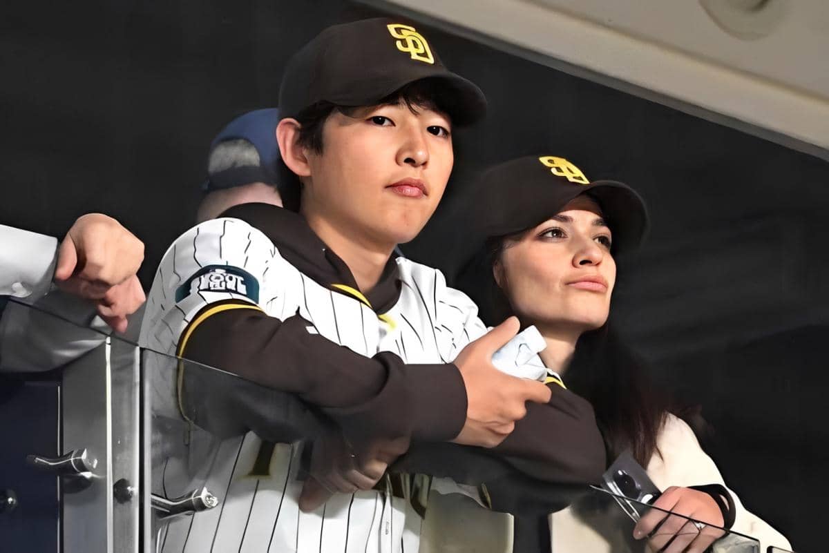 Kisah Cinta Song Joong Ki dan Katy Louise