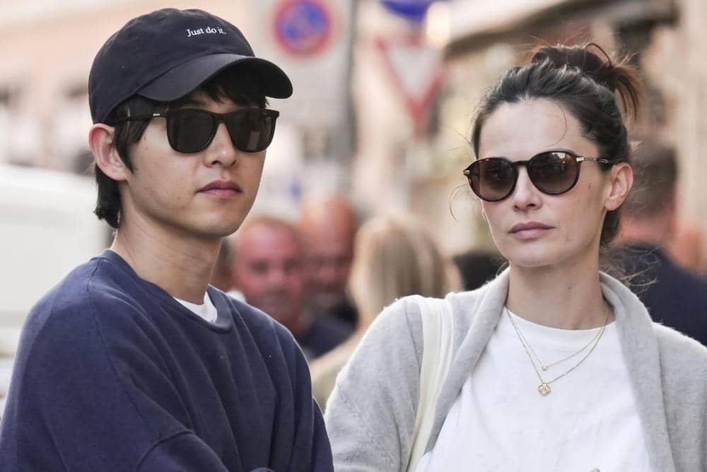 Kisah Cinta Song Joong Ki dan Katy Louise