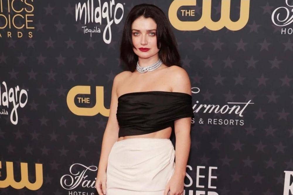 Dari Bold Lip hingga Smokey Eyes, Intip Makeup Bold a la Eve Hewson