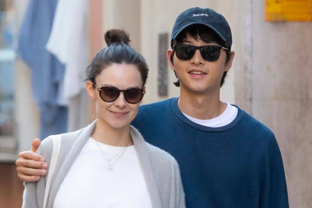 Kisah Cinta Song Joong Ki dan Katy Louise yang Diterpa Rumor Cerai