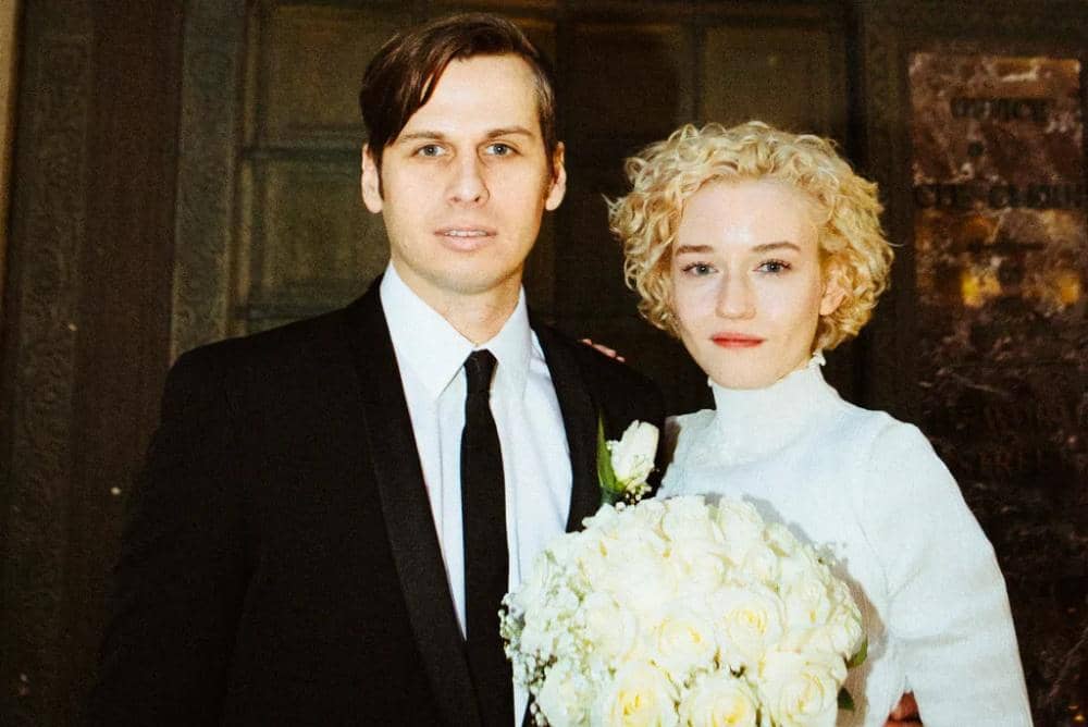 Julia Garner dan Mark Foster cerai