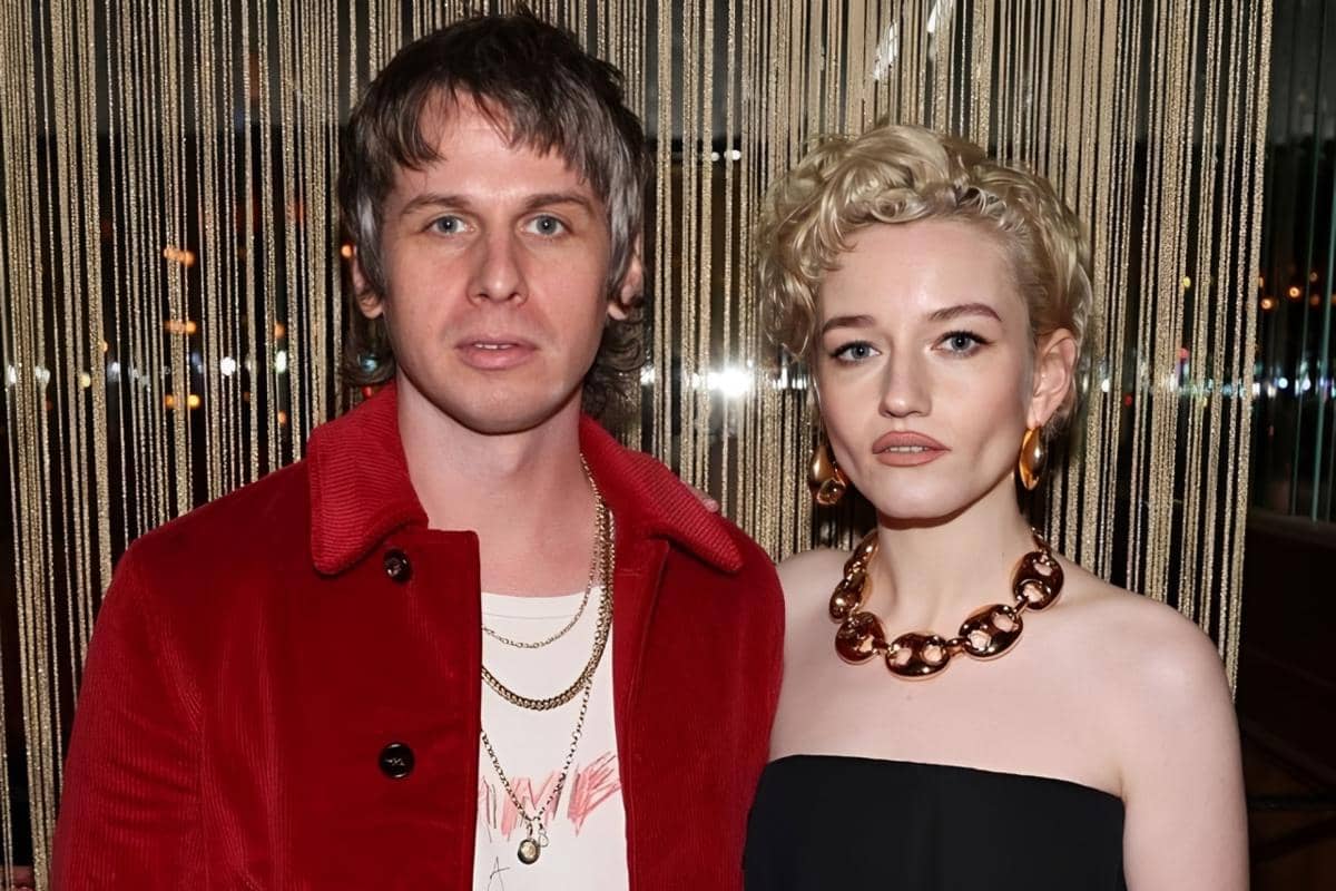 Julia Garner dan Mark Foster cerai