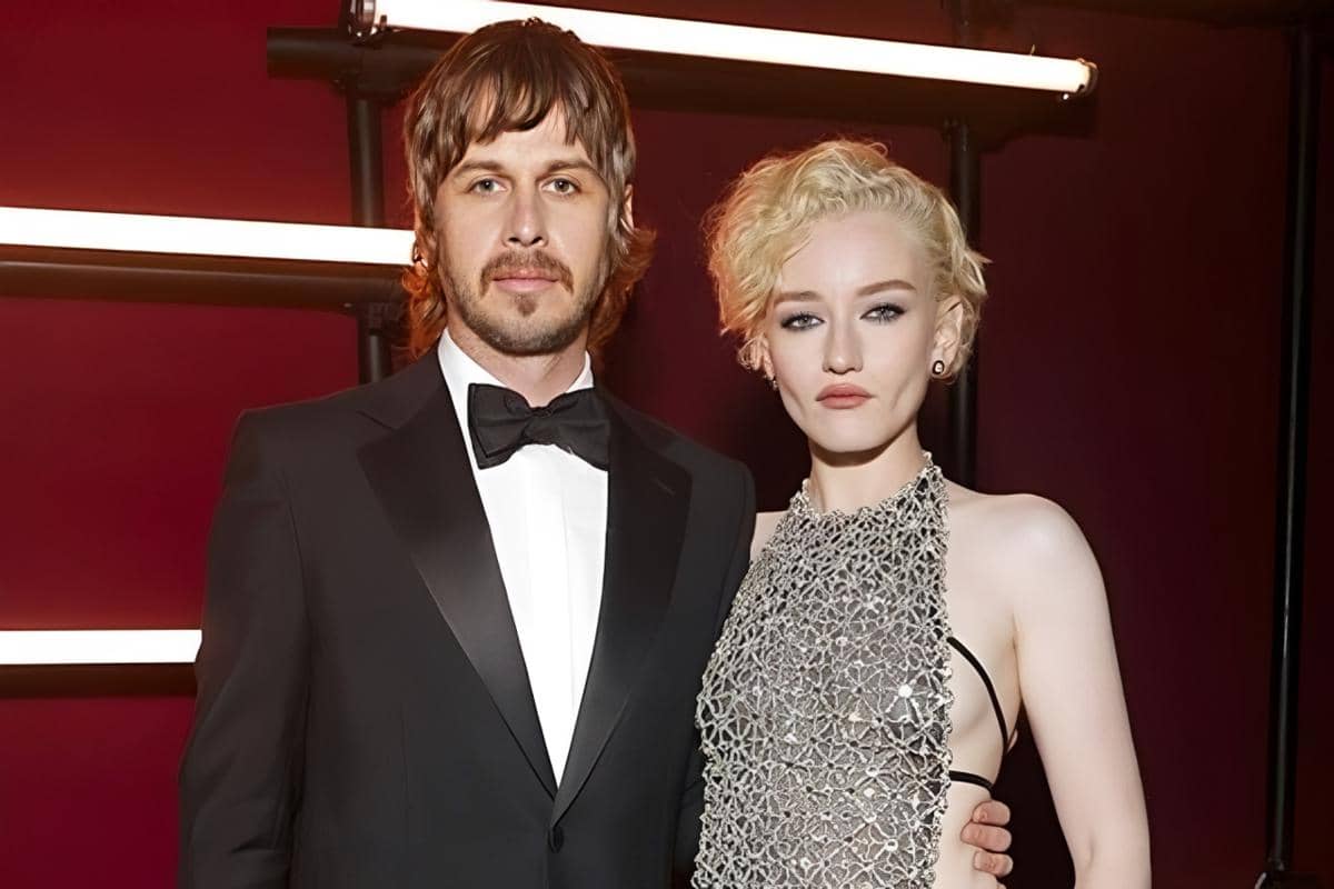 Julia Garner dan Mark Foster cerai