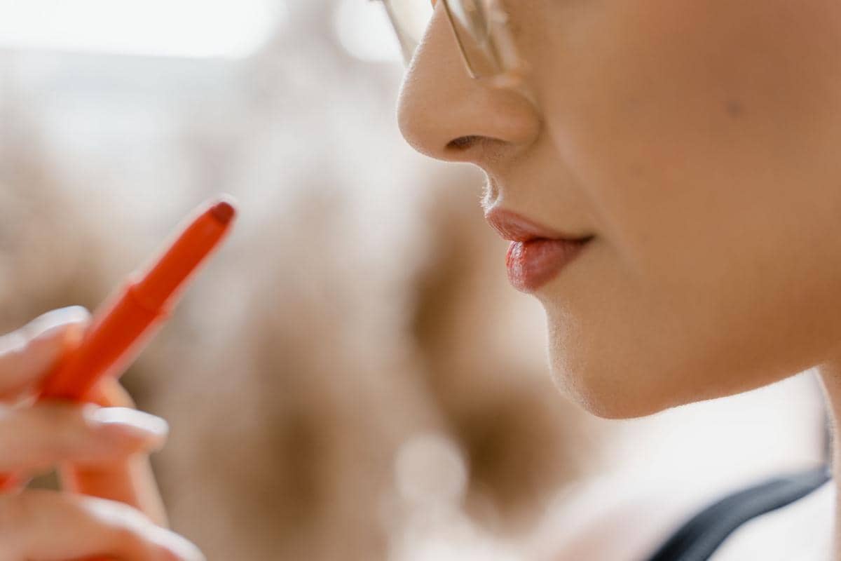 Ilustrasi lip liner 