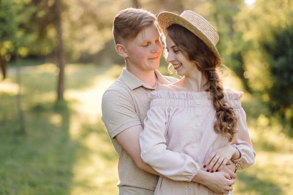 6 Tanda Pasangan Introvert Mencintaimu, Sederhana tapi Romantis