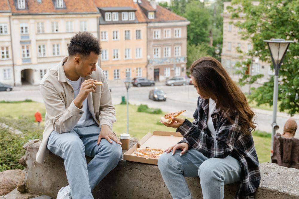 tanda pasangan introvert mencintaimu