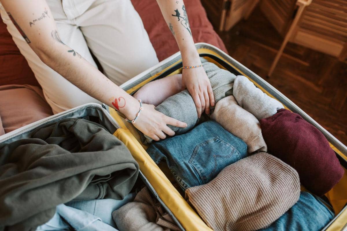 ilustrasi packing, traveling, koper, roll, gulung pakaian