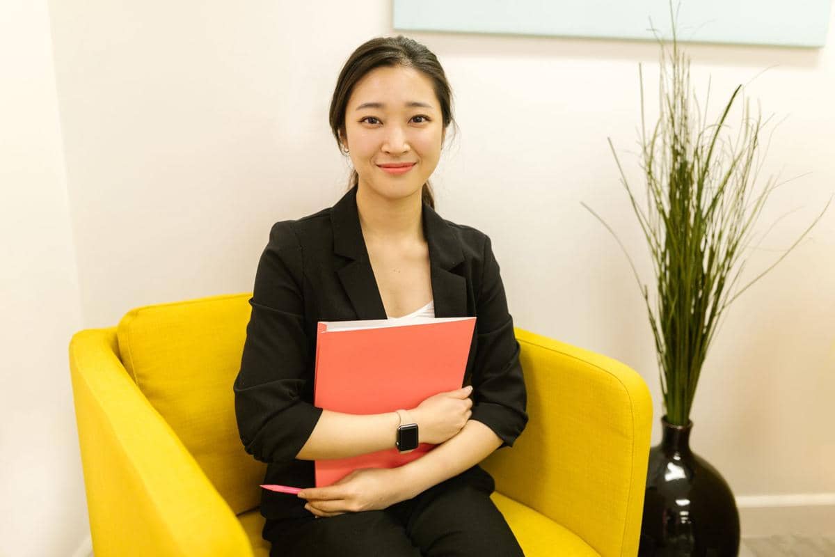 ilustrasi perempuan menunggu interview