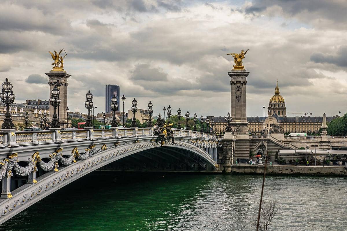 Jembatan Alexandre III (Pont Alexandre III) di Paris, Prancis.