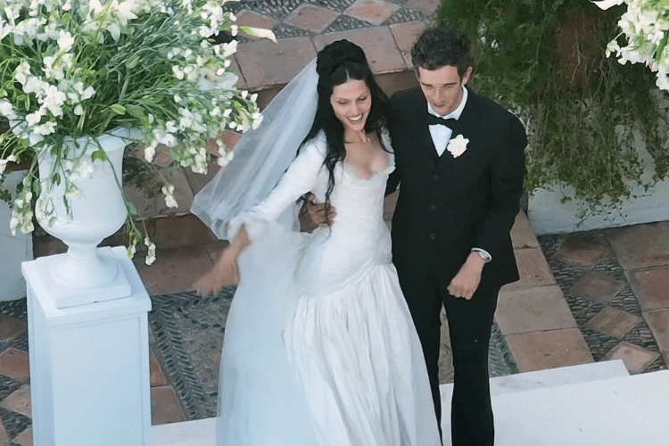 Gaya Gabbriette dengan Bridal Look Gothic saat Menikahi Matty Healy