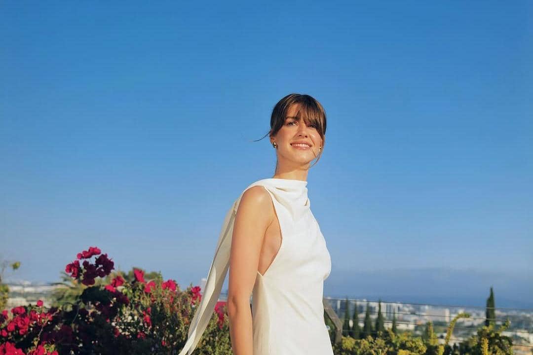 Melihat Gaya Rambut Daisy Edgar-Jones dengan Curtain Bangs yang Khas
