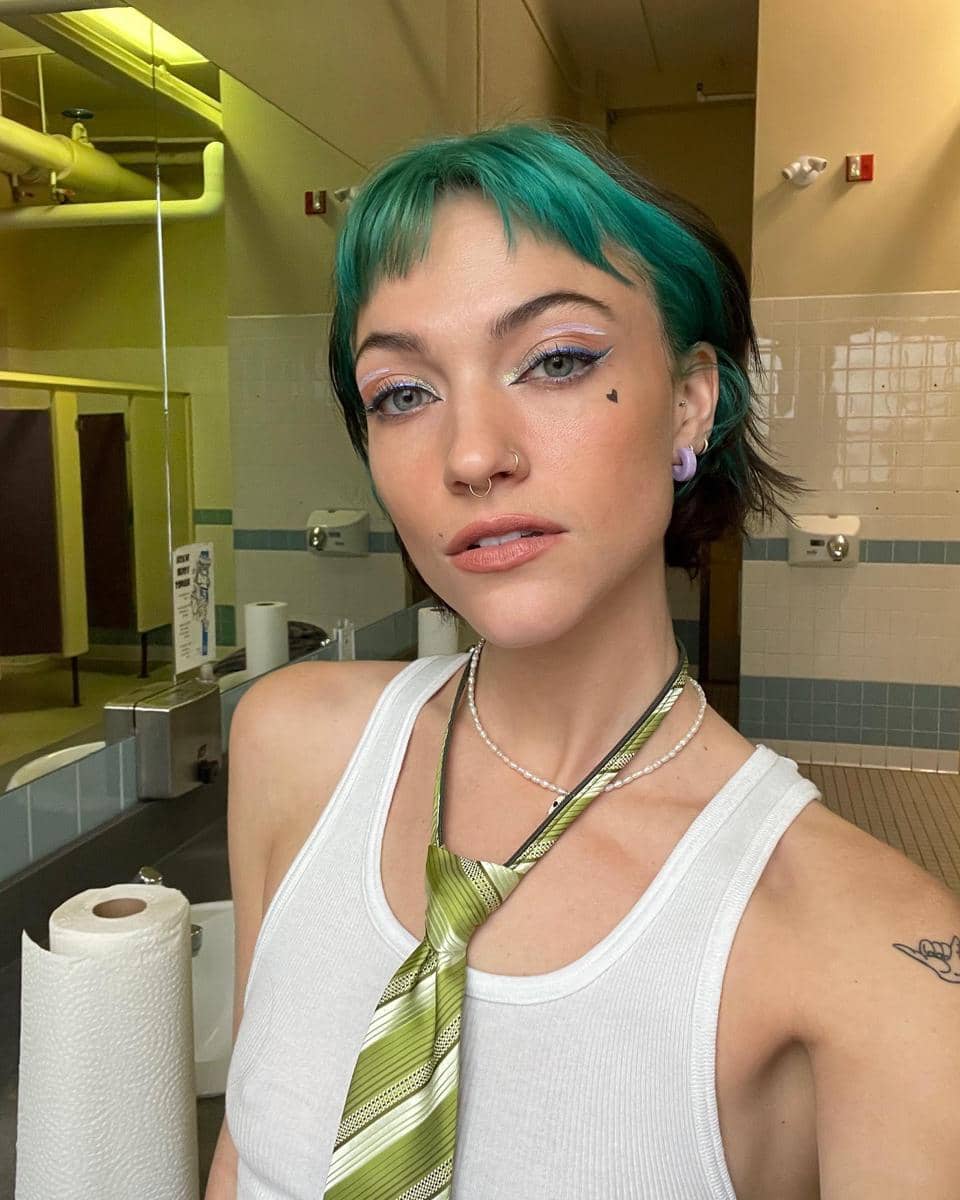 Violett Beane