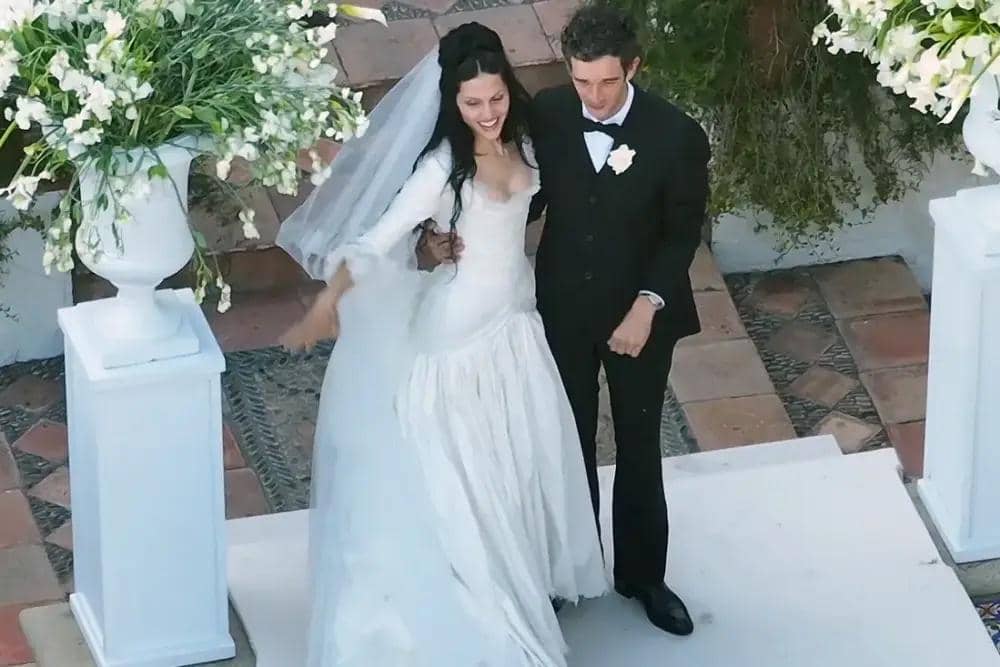 Matty Healy dan Gabriette Bechtel menikah