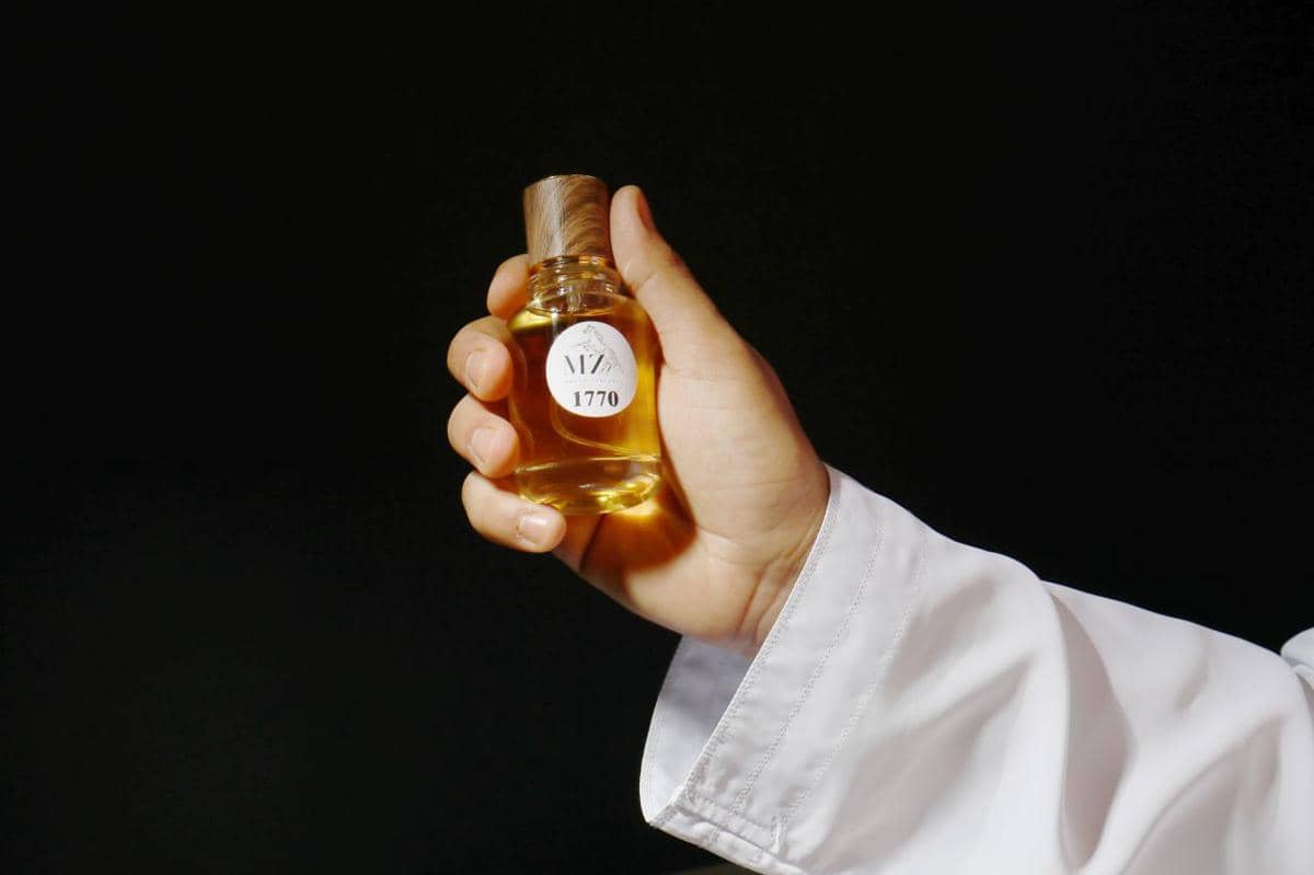 ilustrasi parfum manis cowok