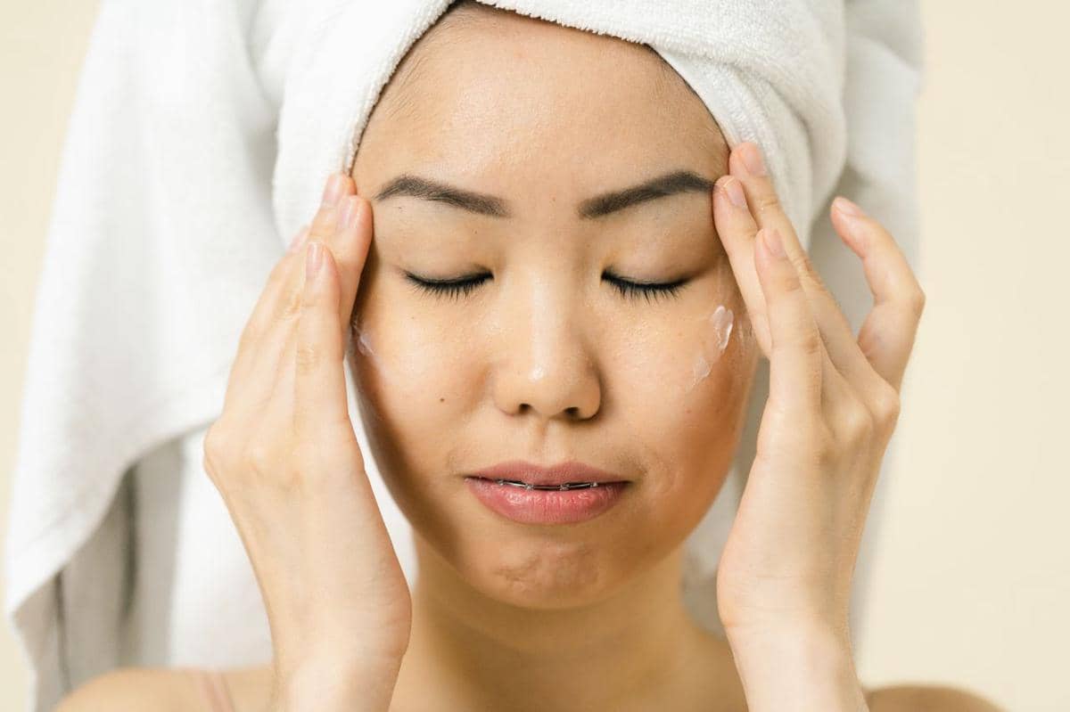 Penyebab Moisturizer Bikin Wajah Berminyak Lupa atau malah melewati proses eksfoliasi