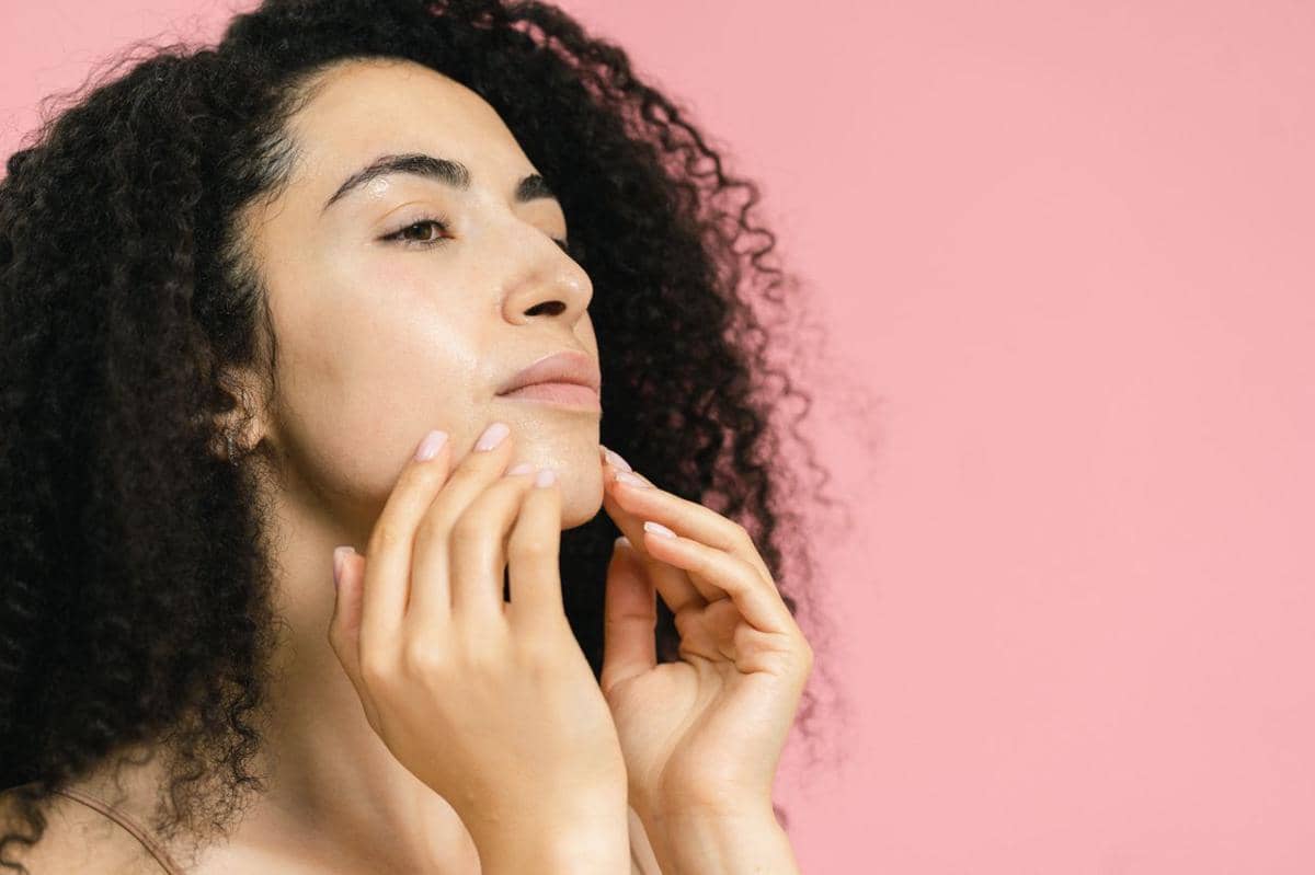 7 Penyebab Moisturizer Bikin Wajah Berminyak, Kenali dan Hindari