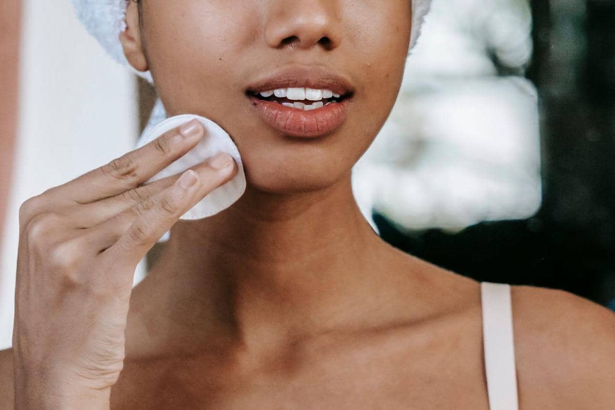 Penyebab Moisturizer Bikin Wajah Berminyak Kulit sedang mengalami dehidrasi
