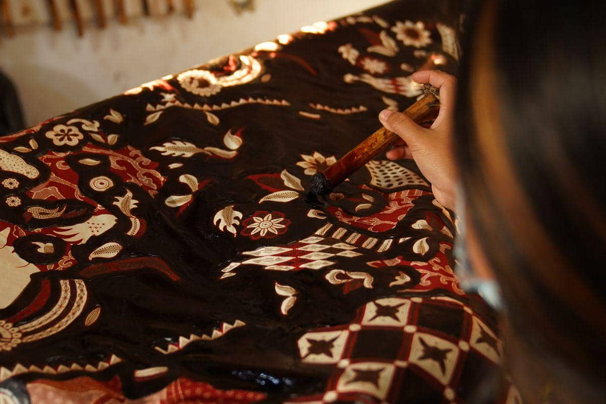 ilustrasi membuat kain batik 