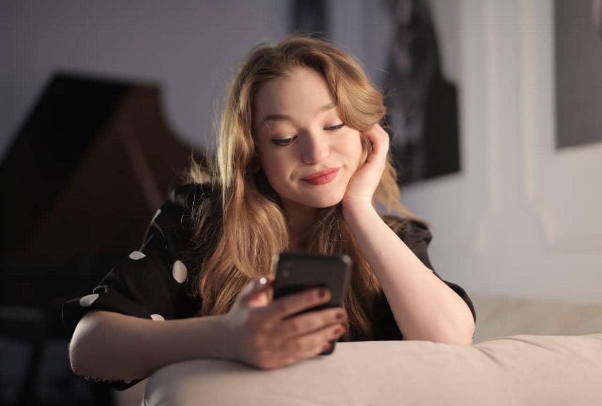 8 Topik Chatan sama Crush yang Seru dan Nggak Bikin Canggung