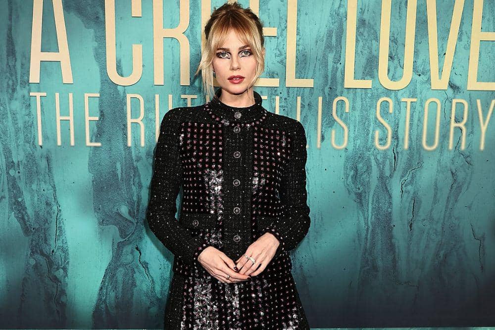 5 Ide Tatanan Rambut Pendek a la Lucy Boynton, Simpel tapi Stylish
