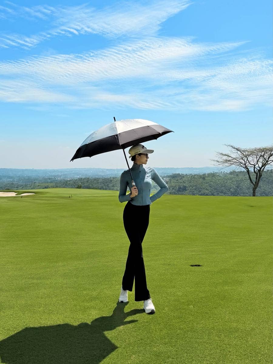 Anya Geraldine main golf di Sukabumi