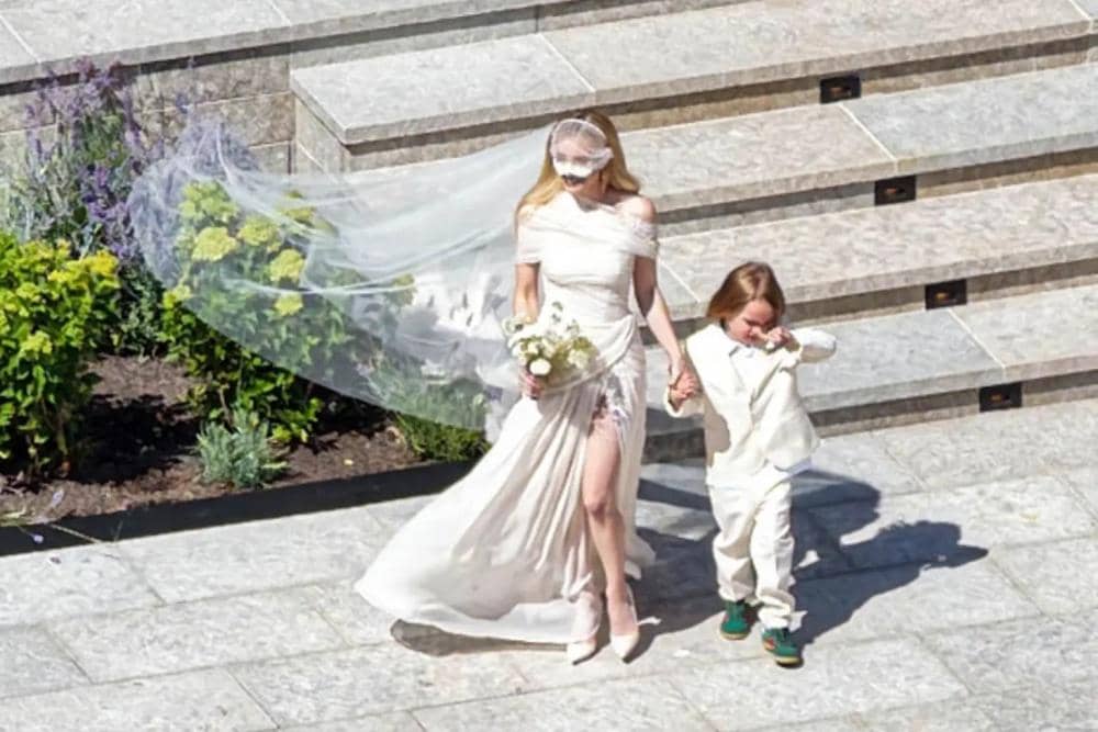 Emma Roberts dan Cody John Resmi Menikah