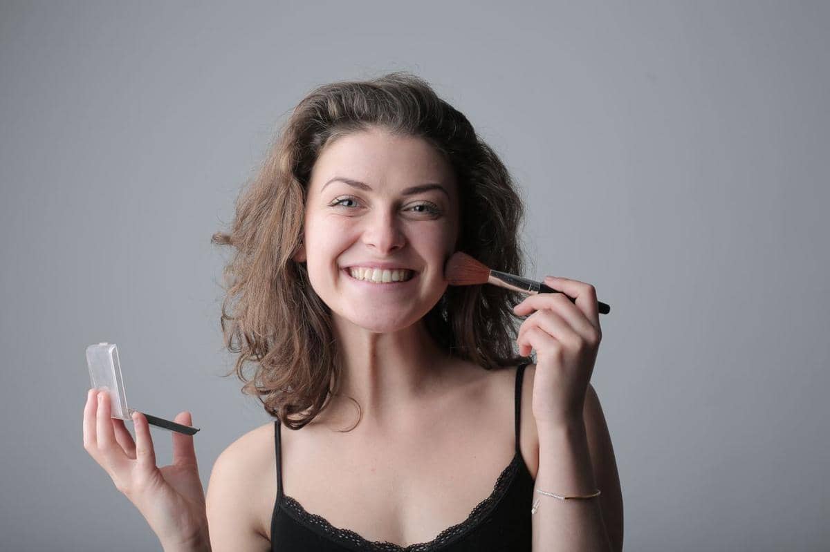 5 Kesalahan Makeup yang Sering Dilakukan Pemilik Kulit Berminyak