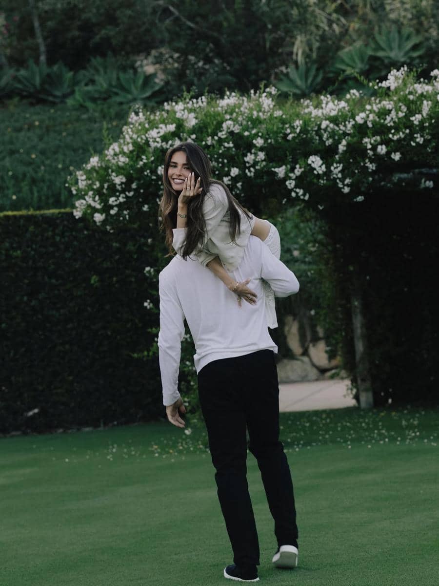 Madison Beer dan Justin Herbert Resmi Bertunangan