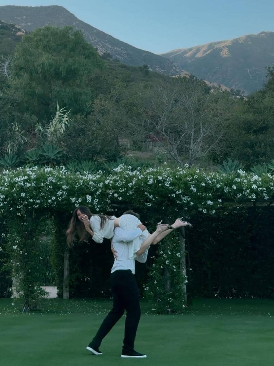 Madison Beer dan Justin Herbert Resmi Bertunangan